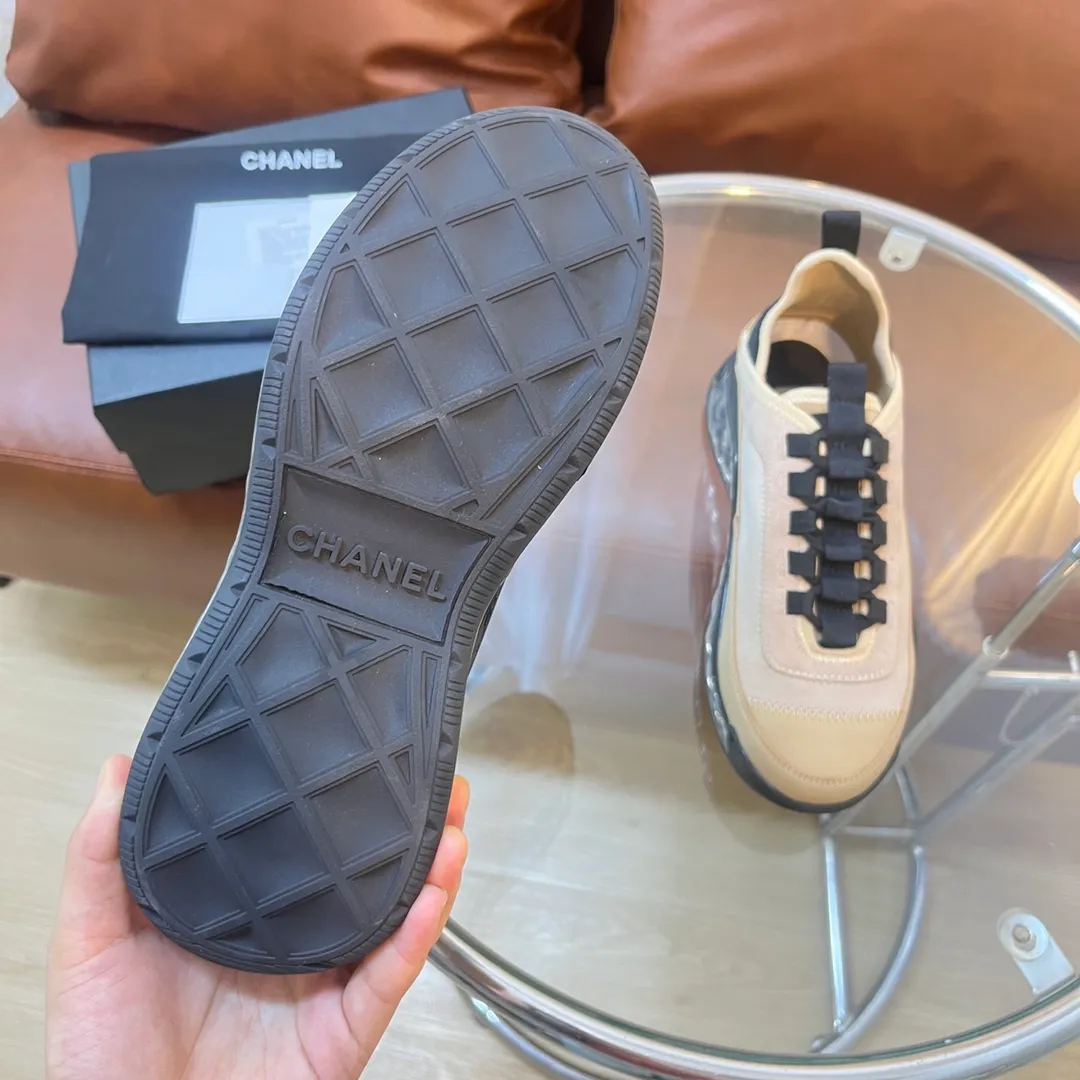 👟👟Ex-factory price 600👟👟 [Long-term supply of high-end versions] ⚠️Note: This model has many colors and the market has a complete range of colors. Welcome to consult ~ chanel Chanel Xiaoxiang casual sports shoes for couples and dad shoes for couples. The original version of the counter is 1:1, each color is accurately matched, and the internal standard is coded. ❣️Fabric material: original imported cow down + imported fabric, ❣️Inner material: imported breathable velvet, ❣️Outsole material: Original 1:1 mold opening, 3 layers of TPU ❣️Number of sizes: Women's 35-42 Men's 39-46 (Men's ➕10) Couple's version (with full set of high-end packaging)